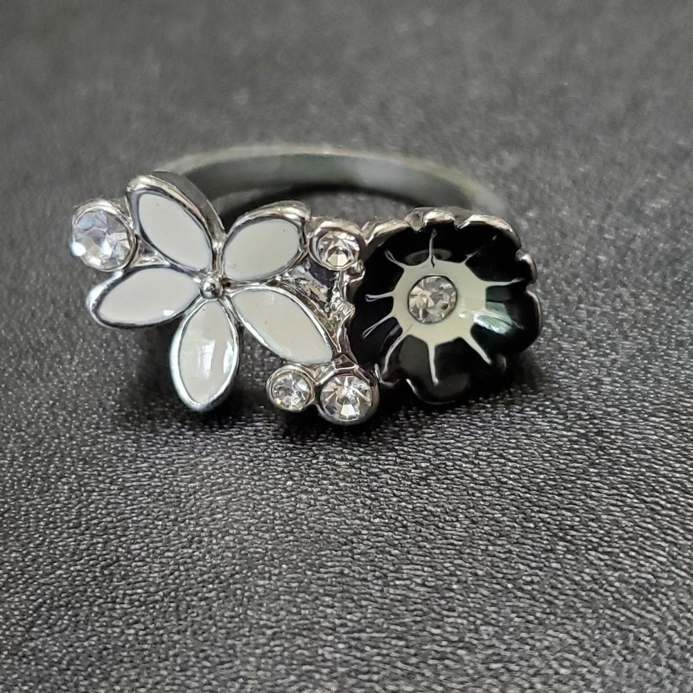 Silver tone flower ring size 7 black white clear rhinestones